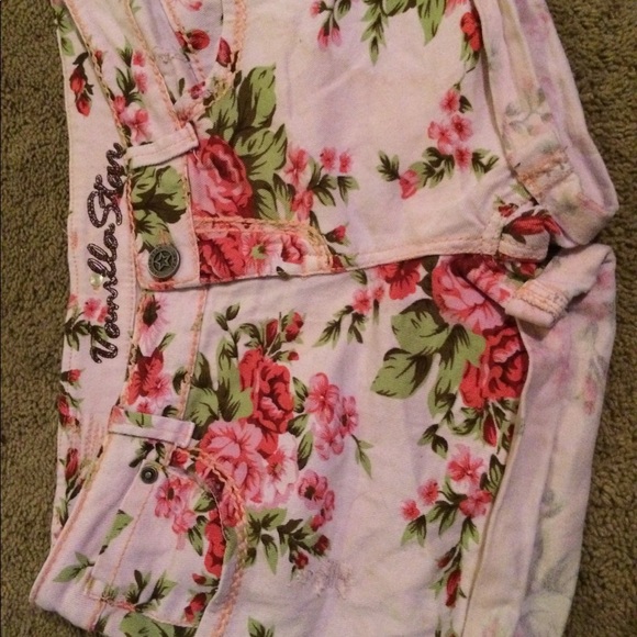 ❣BLOW OUT SALE❣Pink roses shorts size 11 females - Picture 2 of 3